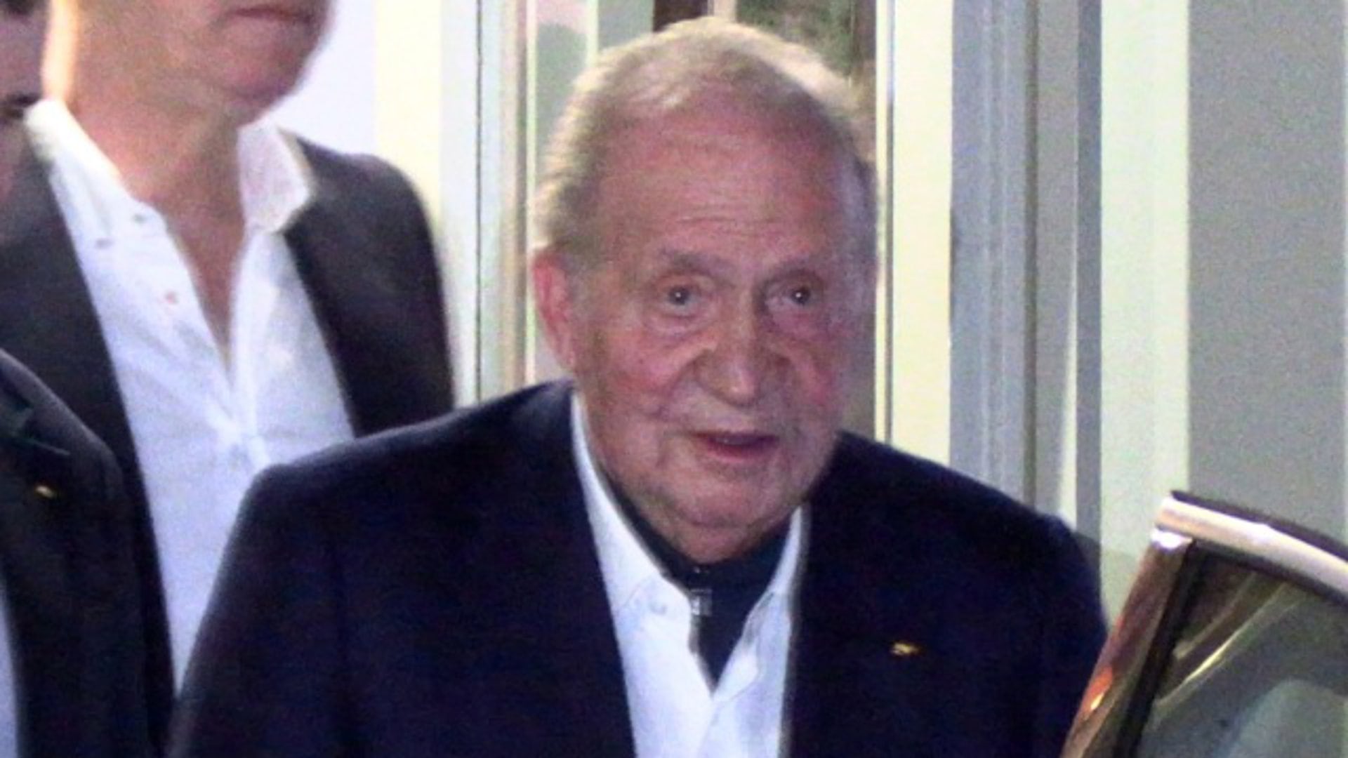 Don Juan Carlos se reencuentra con sus amigos en su primera visita a Sanxenxo este año. (EUROPA PRESS).