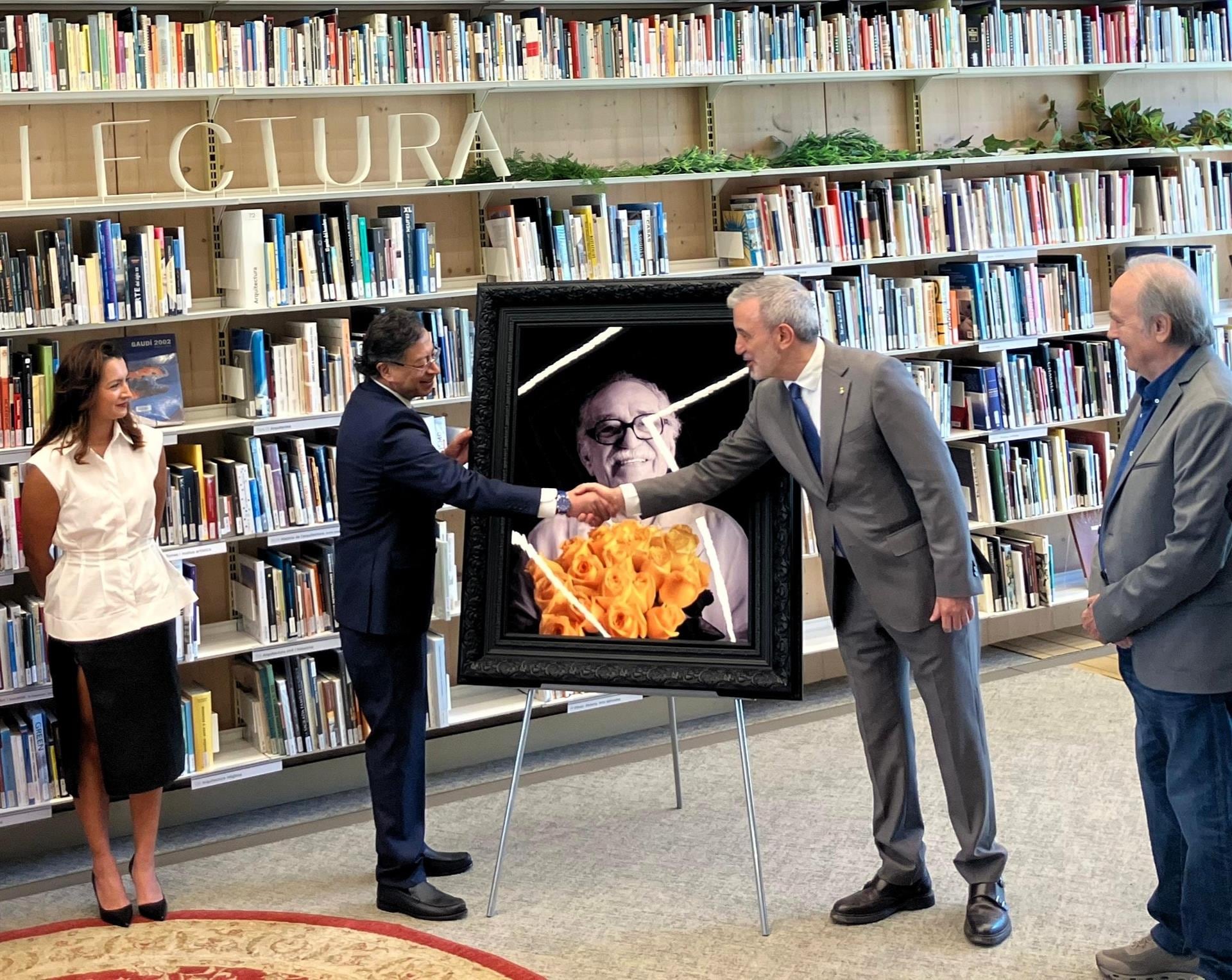 El retrato de Gabriel García Márquez, acompañado de flores amarillas, queda expuesto en la biblioteca especializada en literatura latinoamericana de Sant Martí (Foto: Europa Press)