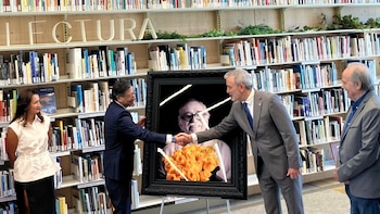 Gustavo Petro entrega al alcalde de Barcelona el último retrato artístico en vida de García Márquez