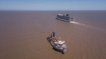 La Draga Ortelius junto a