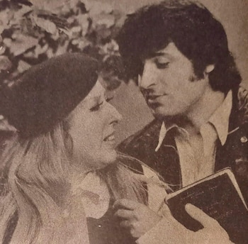 Fotografía monocromática de Nelly Lainez y Gino Renni, mirándose fijamente. Ella tiene cabello largo y un sombrero oscuro; él, cabello oscuro y una camisa clara, sosteniendo un libro