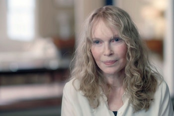 La actriz Mia Farrow acalla