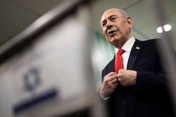 El primer ministro israelí, Benjamín Netanyahu, habla con los medios de comunicación tras votar en las elecciones legislativas israelíes en un colegio electoral de Jerusalén, el 27 de octubre de 2026. EFE/JEWEL SAMAD / POOL