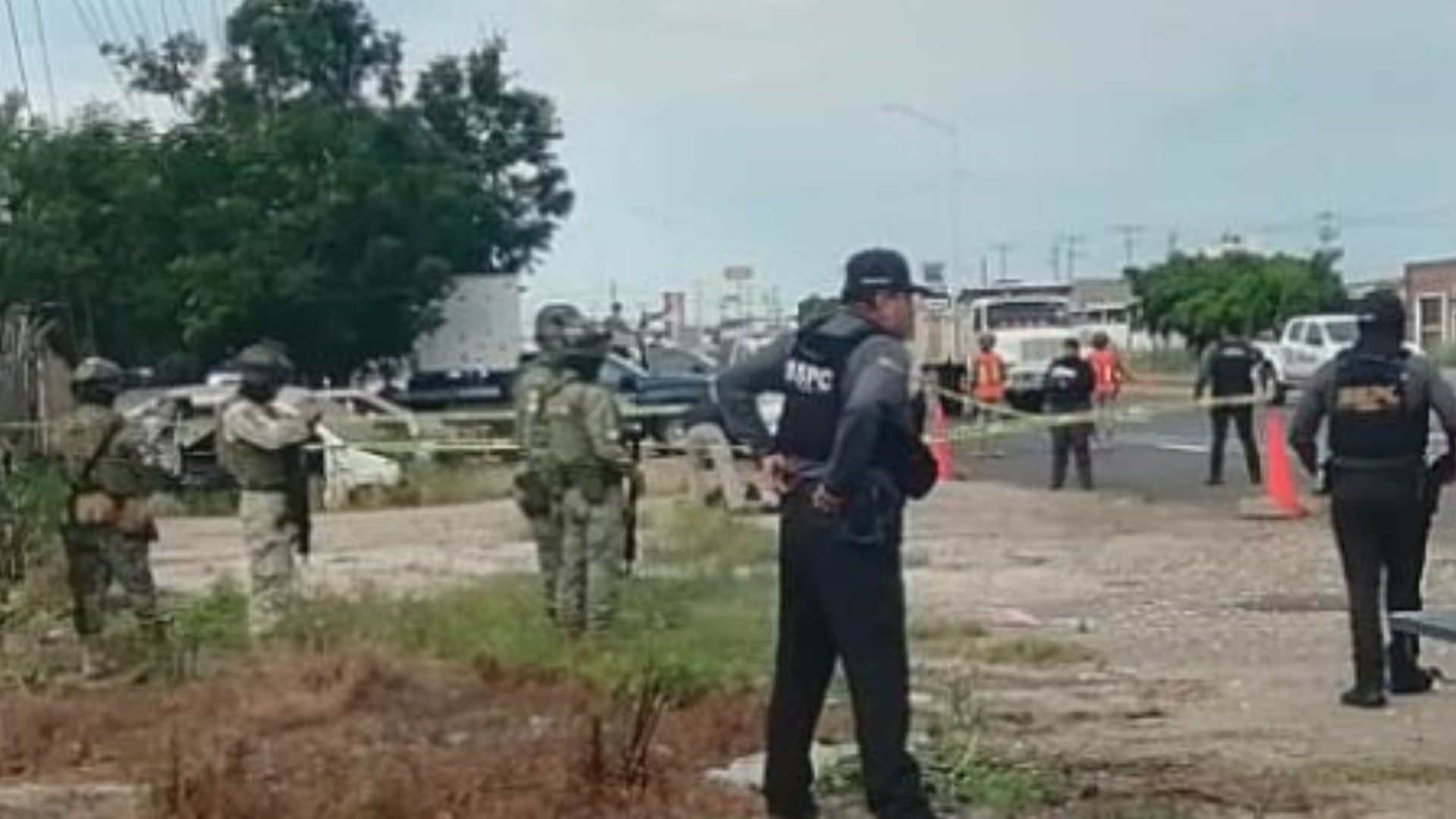 Elementos de seguridad resguardan la zona donde fue localizado el cuerpo de un hombre con señas de tortura, sobre el Libramiento Benito Juárez, en el ejido El Ranchito, al sur de Culiacán. Crédito: Especial