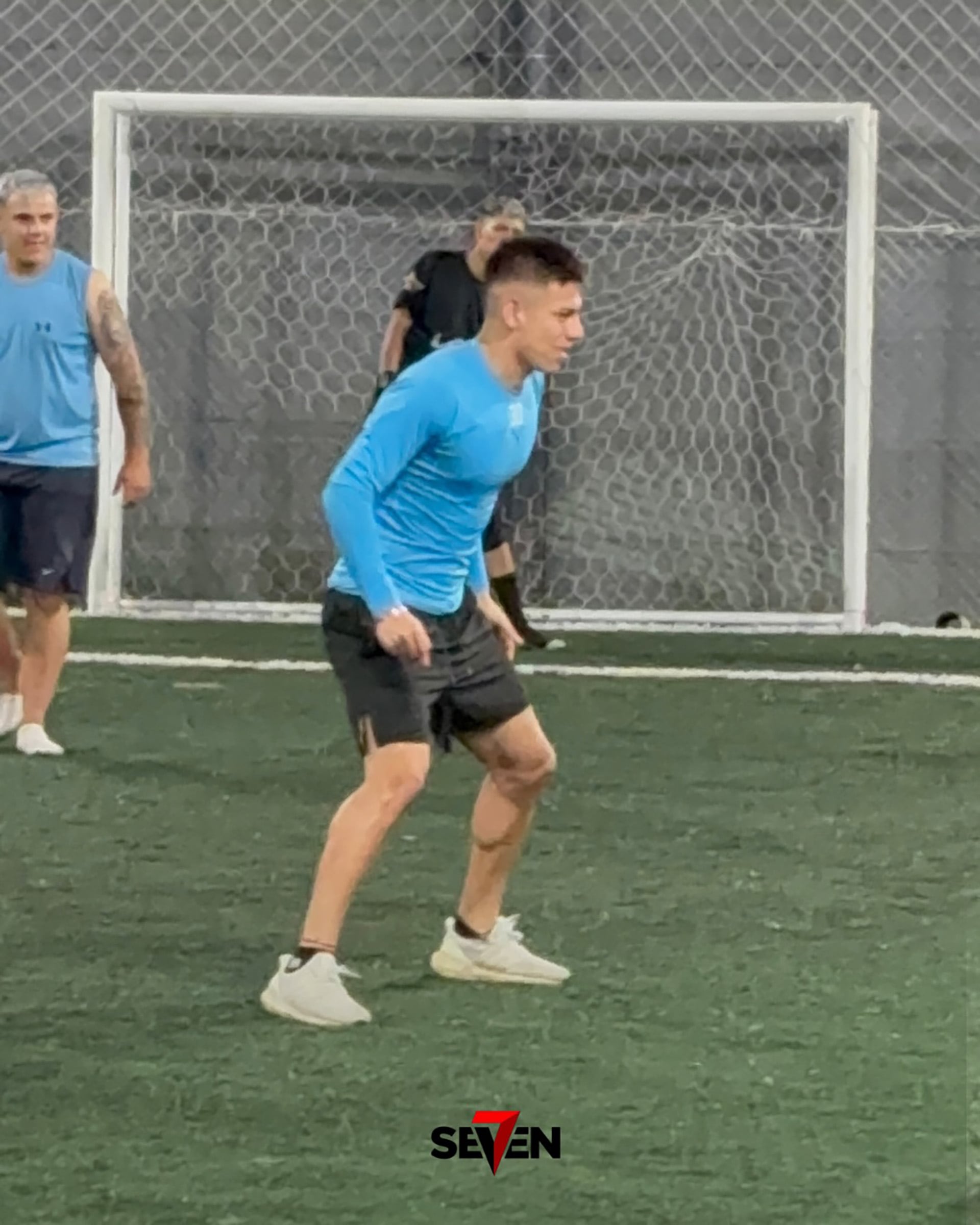 Echeverri primero jugó con calzado (@canchaseven7)