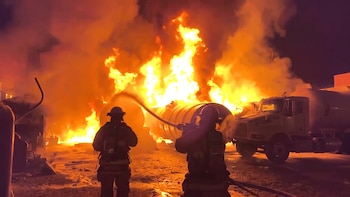 Incendio consume pipas y tractocamiones en El Salto, Jalisco: la zona tiene antecedentes de decomisos de huachicol | Video
