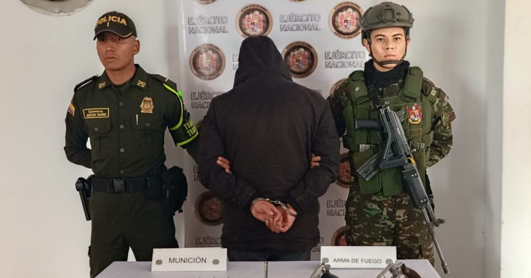 Alias Míster fue interceptado por soldados cuando se disponía a negociar armas con otro sujeto - crédito @COL_EJERCITO/X