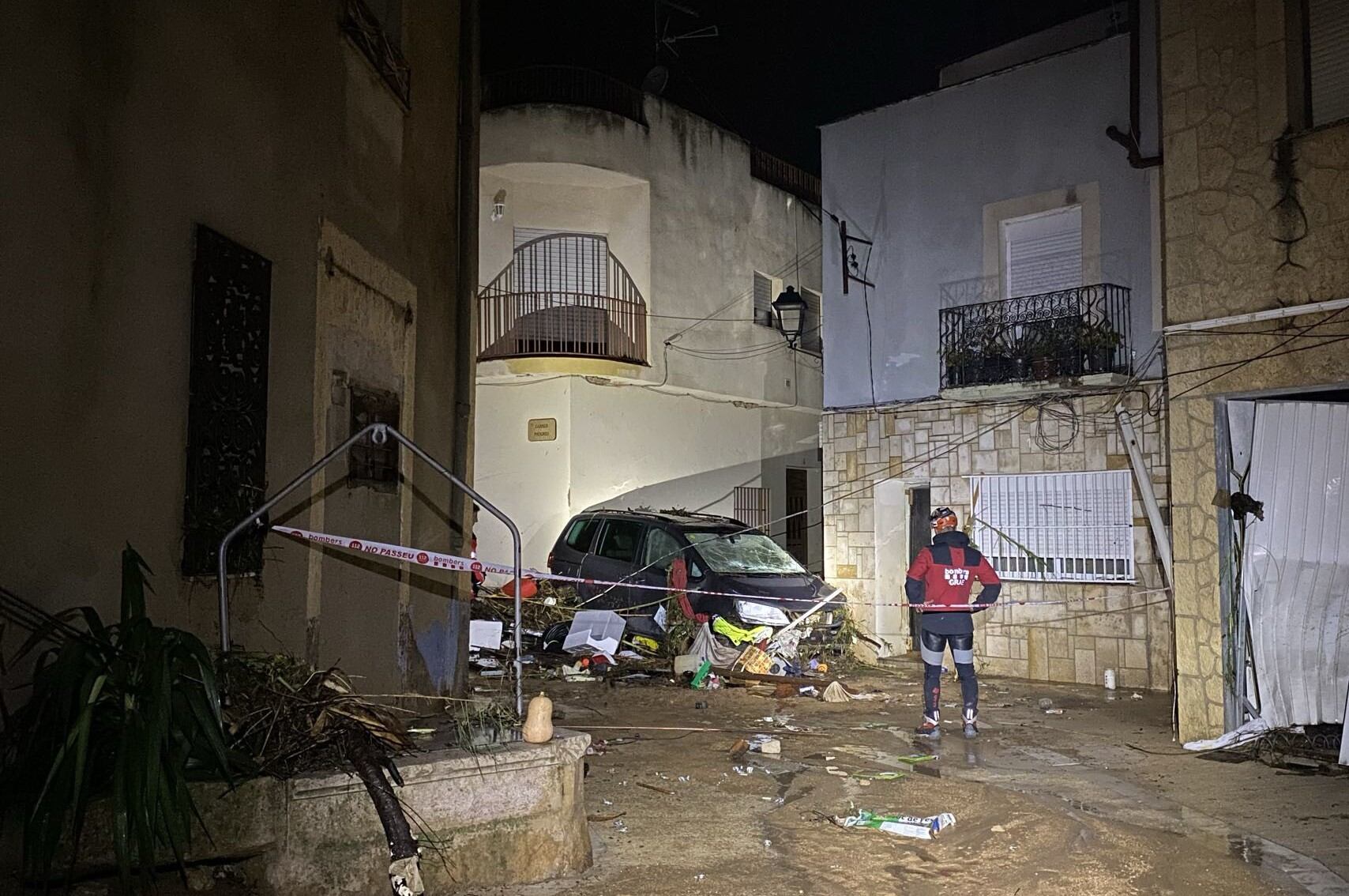 Un bombero en El Godal, uno de los municipios más afectados por la DANA Alice, a 13 de octubre de 2025. (X/@bombersca)