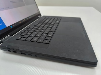 Portátil ASUS ROG Zephyrus Duo negro abierto, mostrando pantalla encendida, teclado, touchpad y puertos laterales