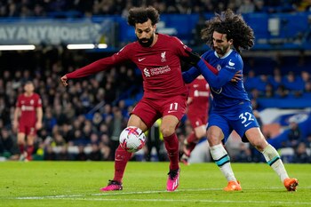 Mohamed Salah del Liverpool pelea por el balón con Marc Cucurella del Chelsea en el encuentro de la Liga Premier el martes 4 de abril del 2023. (AP Foto/Frank Augstein)
