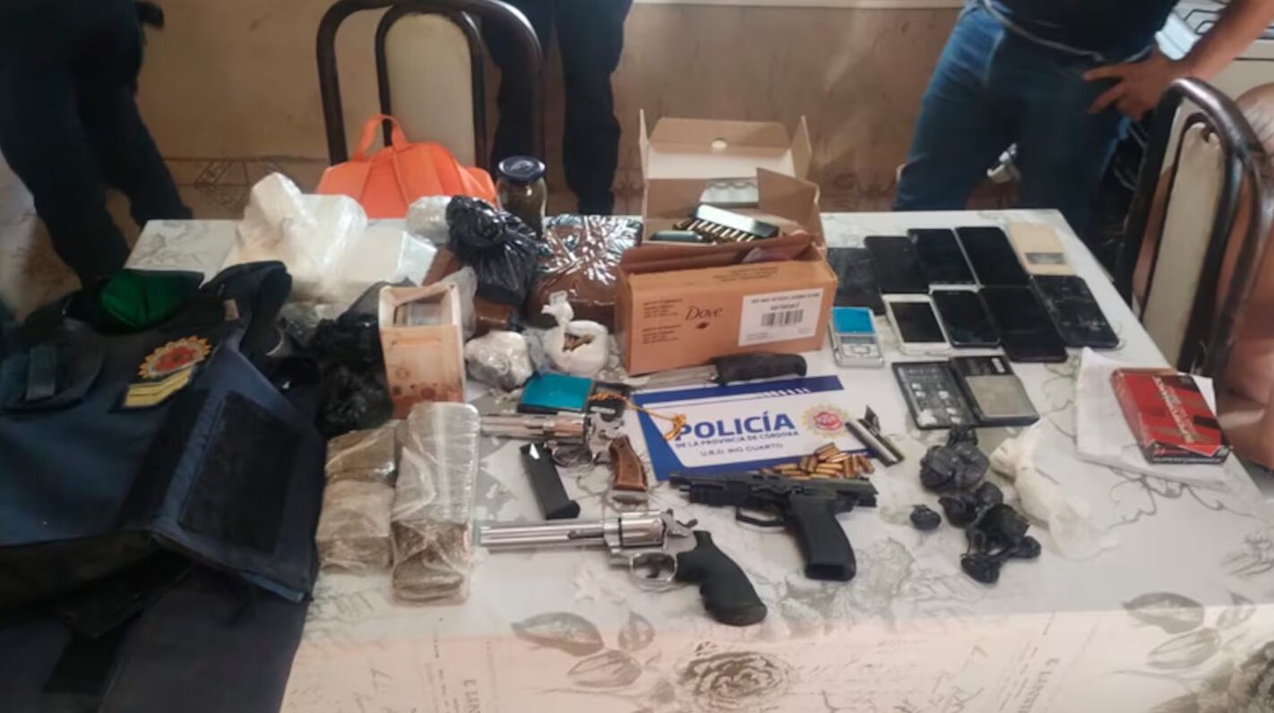 El operativo policial terminó con el hallazgo de más de 200 ladrillos de marihuana, cocaína, armamento pesado y chalecos antibalas. Hay dos personas detenidas (El Doce)