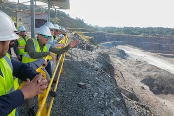 Entre las observaciones más sensibles identificadas en informes previos figuraba el potencial riesgo de drenaje ácido de rocas asociado al material mineralizado almacenado en el proyecto. (MiAmbiente)