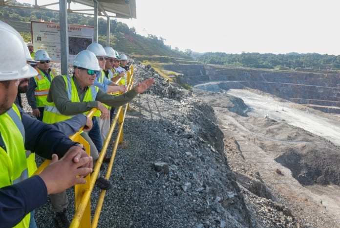 El ministro de Ambiente, Juan Carlos Navarro, durante una inspección a la mina de cobre de Donoso.