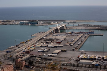 Vista general del muelle de descarga del Puerto de Barcelona, en Cataluña (España). (David Zorrakino - Europa Press)