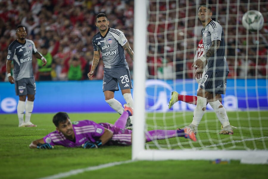 La incredulidad de los jugadores del Junior al ver el golazo de Hugo Rodallega en la final de la Superliga BetPlay-crédito Cristian Bayona/Colprensa