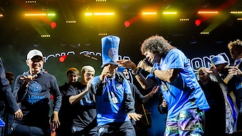 Belgrano celebró el título junto a la Mona Jiménez: del jugador que sorprendió al cantar al regalo para el icónico cantante