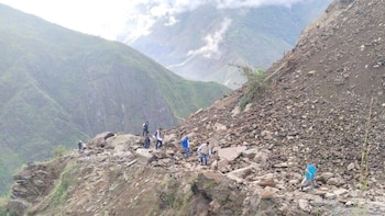 Ruta Amazónica a Machu Picchu vuelve a cerrar por deslizamiento en Cusco: rocas bloquean vía clave en Santa María–Santa Teresa
