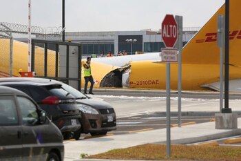 Un empleado camina en el