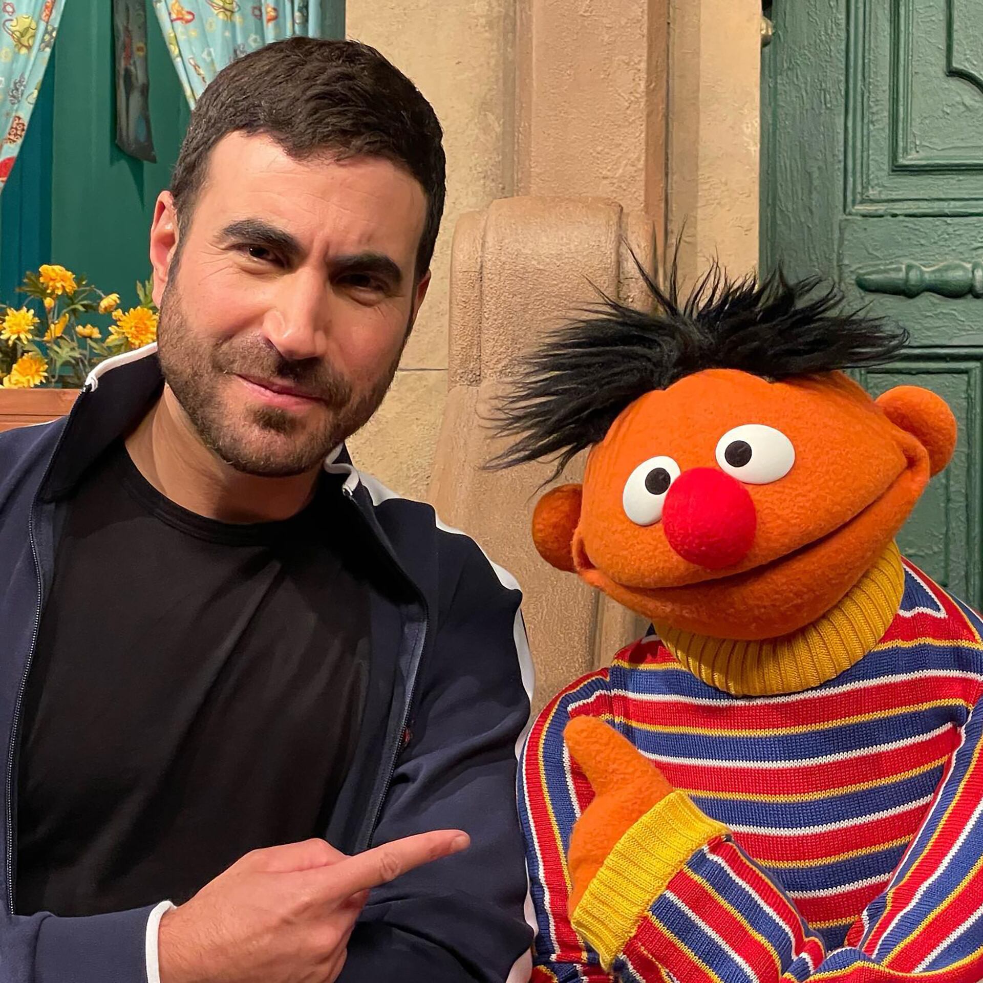 Brett Goldstein dijo que su visita a Plaza Sésamo fue el mejor día de su vida (@mrbrettgoldstein)