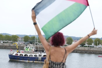 06/09/2026 Llegada del barco de la flotilla a Portugalete.
BILBAO, 6 (EUROPA PRESS)
Colaboradores de la Freedom Flotilla han reclamado que Palestina "vuelva a estar en el foco" con motivo de la presencia en Bilbao de uno de los barcos de la 'Flotilla de la Libertad-Freedom Flotilla', que permanece en Euskadi desde este pasado sábado y tiene previsto continuar su ruta hacia Gaza tras haber viajado desde el norte de Europa.
Así lo ha manifestado, en declaraciones a Europa Press, la colaboradora de 'Freedom Flotilla' Ana Cascón, quien ha explicado que la iniciativa pretende realizar "una labor de concienciación", especialmente a los que no son activistas "para que vuelva a estar Palestina en el foco, que está muy desenfocada con tantas historias que hay en el mundo".
El barco permanecerá en Bilbao junto al Itsasmuseum hasta este martes, cuando partirá hacia Vigo y posteriormente continuará por distintos puntos del Mediterráneo con destino a Gaza.
Cascón ha señalado que durante estos días se han programado distintas actividades para acompañar la estancia del barco. Este domingo, a las cinco de la tarde, está prevista una charla en el Itsasmuseum de Bilbao y, a las siete, un concierto. Para este lunes se ha organizado una rueda de prensa a las once de la mañana, mientras que el martes, antes de la partida, un grupo de activistas acompañará al barco hasta Portugalete a bordo de otra embarcación.
La colaboradora ha valorado como "muy buena" la acogida recibida en Bilbao, aunque ha reconocido que les habría gustado que fuera "más mayoritaria". Ha destacado la presencia de personas que recibieron a la embarcación tanto en Portugalete como en Bilbao así como una marcha de ciclistas que acompañó al barco por las dos orillas hasta su llegada a Bilbao. El recibimiento incluyó asimismo un aurresku, una danza palestina y unos versos del bertsolari Amets Arzalluz.
Cascón ha considerado que, pese a las dificultades del amarre, que provoc