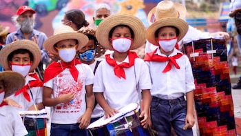 Niños celebrando el carnaval en
