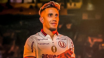 Jugadores de Universitario y su espectacular gesto con Martín Pérez Guedes en lo que sería su último partido: le dieron la cinta de capitán
