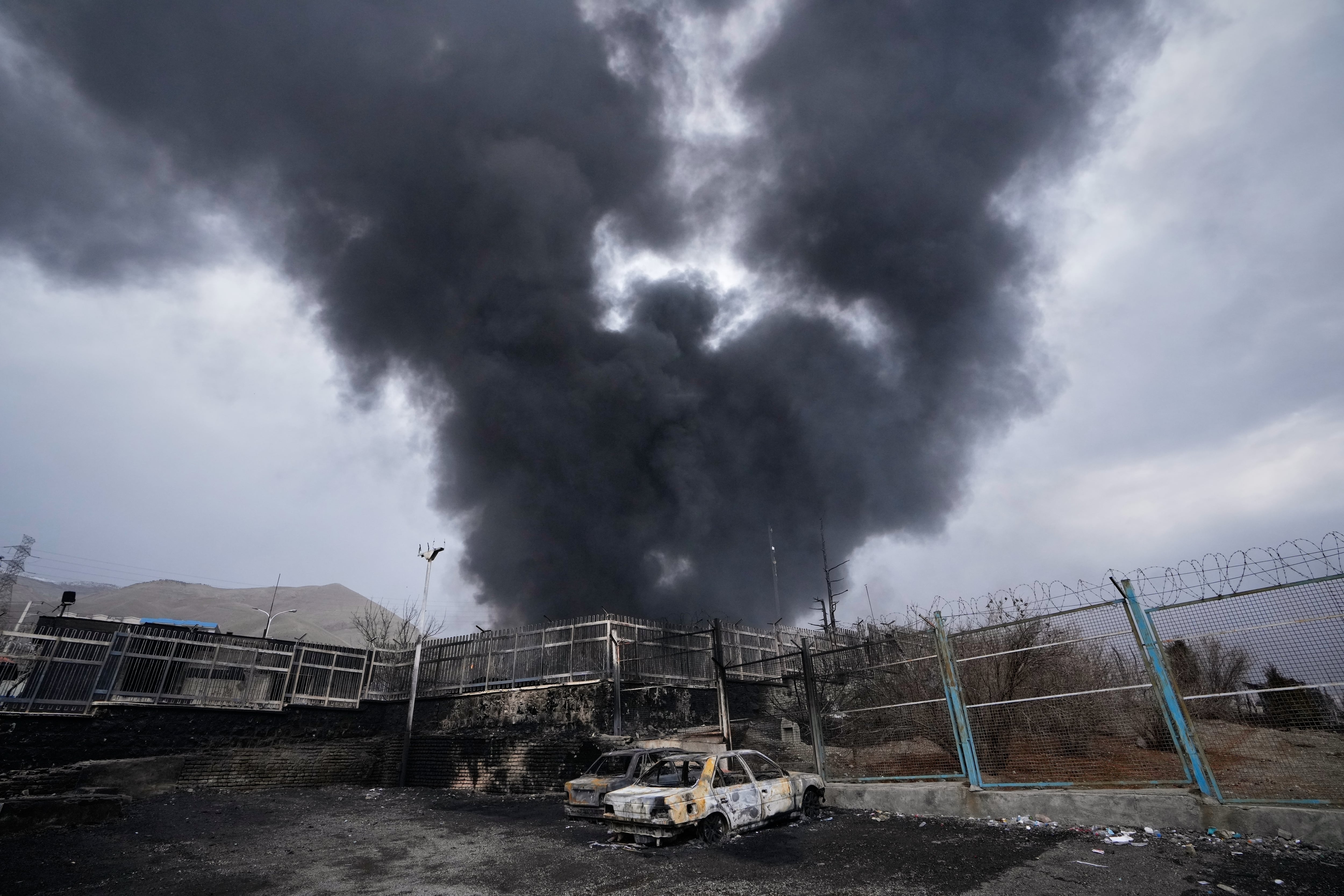 Una densa nube de humo sale de un almacén de combustible alcanzado por un ataque de Estados Unidos e Israel, en Teherán, Irán, el 8 de marzo de 2026. (AP Foto/Vahid Salemi, archivo)