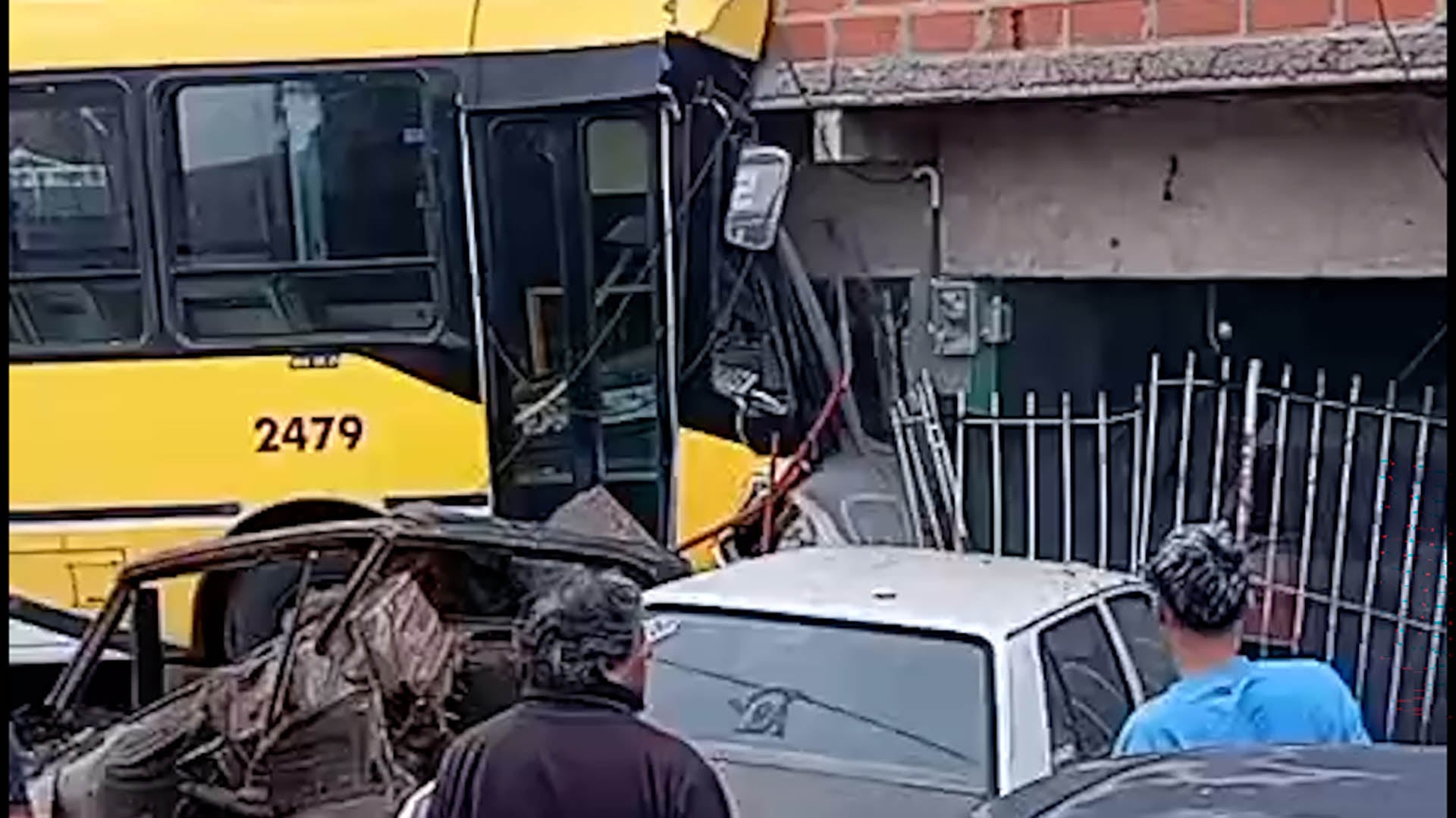 Colectivo se incrustó en casa en Lomas de Zamora; otro atropelló en Palermo