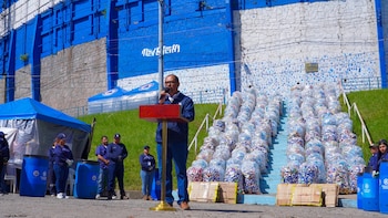 La alcaldía capitalina detalló el despliegue con centenares de operarios, zonas cubiertas en el Centro Histórico y Sívarland, además de una separación de materiales reutilizables que cambió el destino de miles de envases (Foto cortesía Alcaldía de San Salvador Centro)