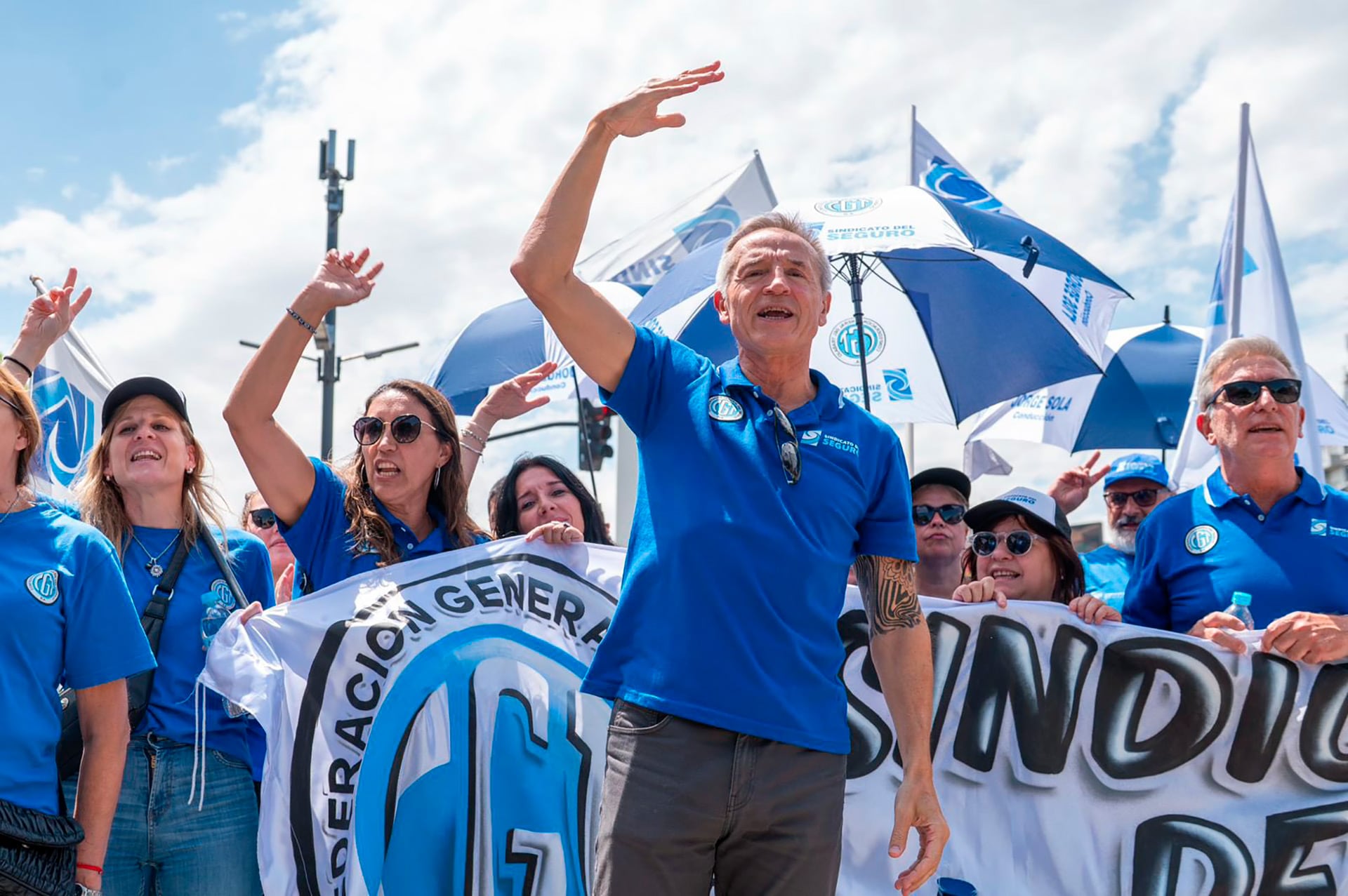 El cotitular de la CGT Jorge Sola, al frente de la columna del Sindicato del Seguro
