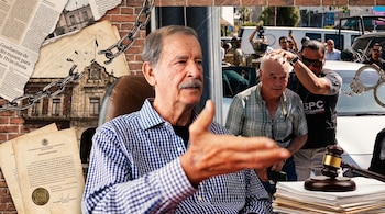 Hombre mayor gesticulando, otro hombre con autoridades, esposas, mazo de juez, pila de papeles, periódicos, edificio, cadenas rotas y pared de ladrillo.