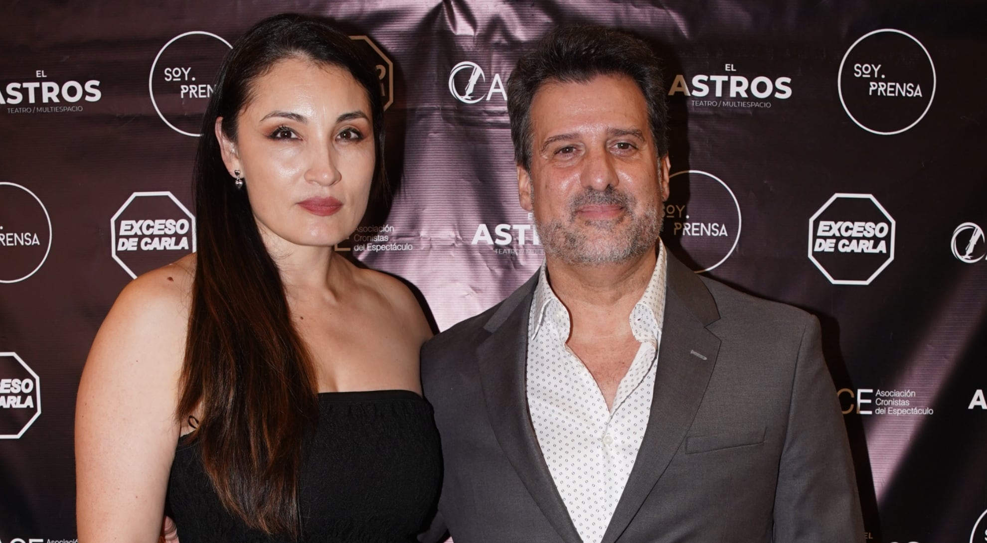 José María Listorti junto a su esposa Mónica, en la alfombra roja de los Premios Ace, afirmó que el teatro argentino se mantiene vigente gracias al apoyo constante del público (RSFotos)