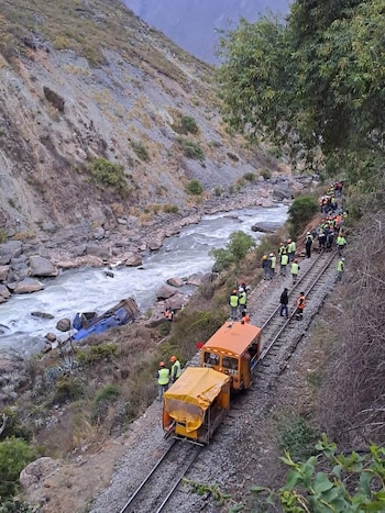 Tren se descarrila en río