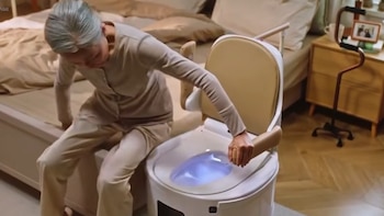 Así es el inodoro robot que se mueve por la casa para usarlo cuando quieras