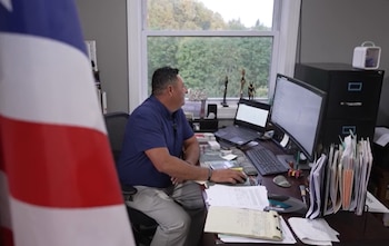 El vencimiento del TPS para salvadoreños deja a cerca de 170 mil migrantes en riesgo de perder el permiso de trabajo y enfrentar deportación en Estados Unidos. (Captura de video retomada de CNN)