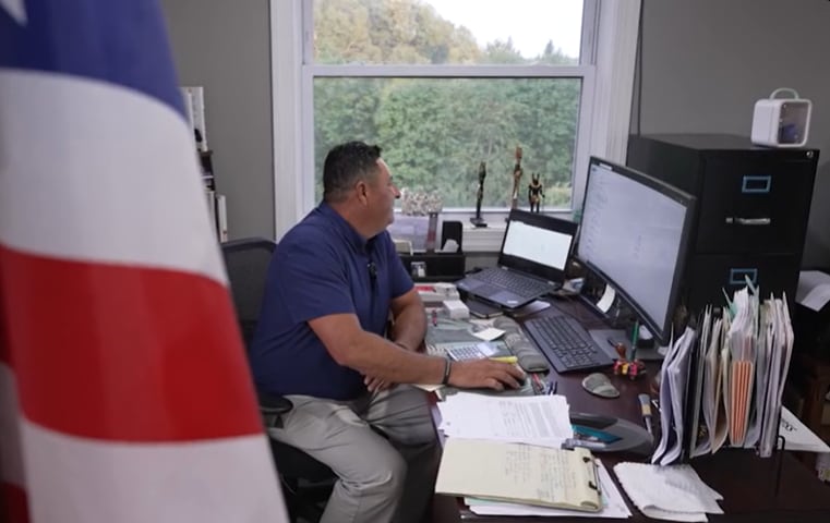 El vencimiento del TPS para salvadoreños deja a cerca de 170 mil migrantes en riesgo de perder el permiso de trabajo y enfrentar deportación en Estados Unidos. (Captura de video retomada de CNN)