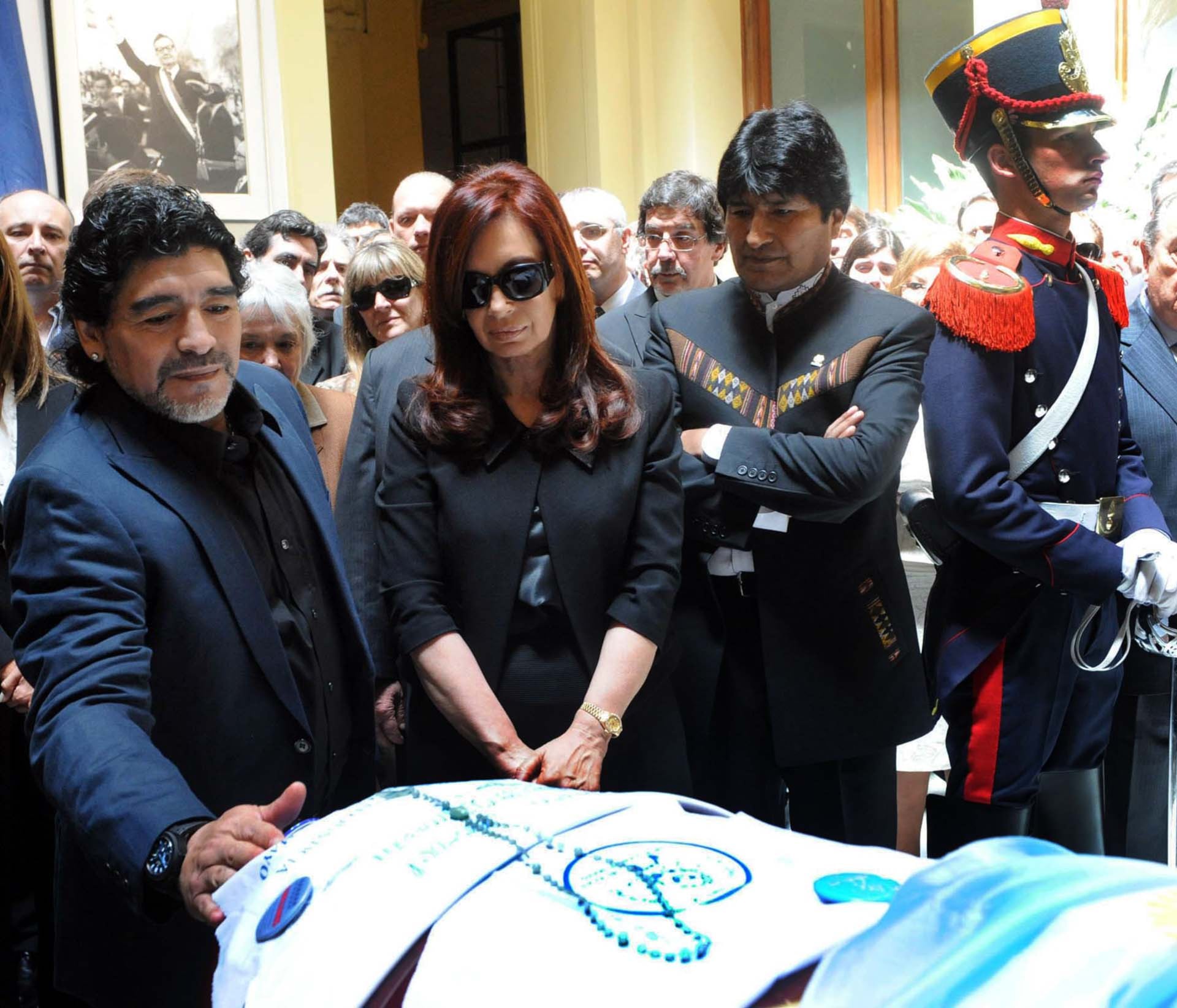 La despedida de Néstor Kirchner, junto a Cristina Kirchner, el fallecido Diego Armando Maradona