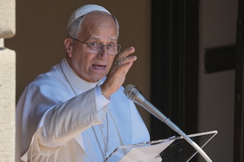 El Papa León XIV dirige la oración del Ángelus del mediodía en Castel Gandolfo, Italia, el domingo 16 de agosto de 2026. (AP Foto/Gregorio Borgia)