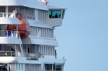 Imagen de archivo del crucero MV Hondius, afectado por un brote de hantavirus, en el puerto de Granadilla (Tenerife, España). (Jorge Guerrero/AFP)