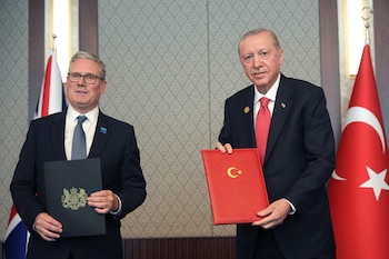 El primer ministro británico, Keir Starmer, junto al presidente turco, Recep Tayyip Erdogan, durante la cumbre de la OTAN en Ankara, donde el mandatario turco sorprendió a los líderes con el insólito regalo (Alastair Grant/Pool/AFP)