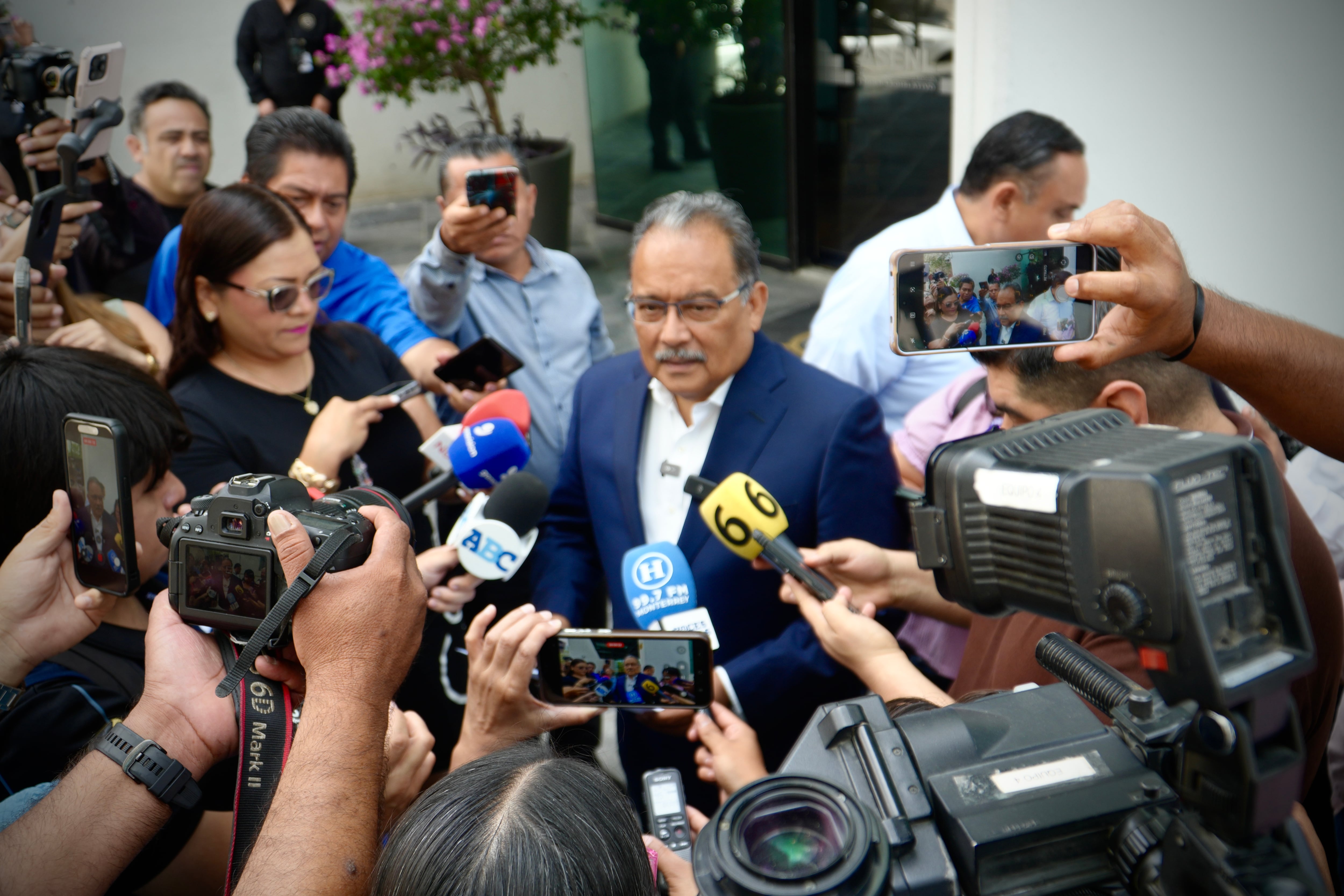 Mijes habla con la prensa local
