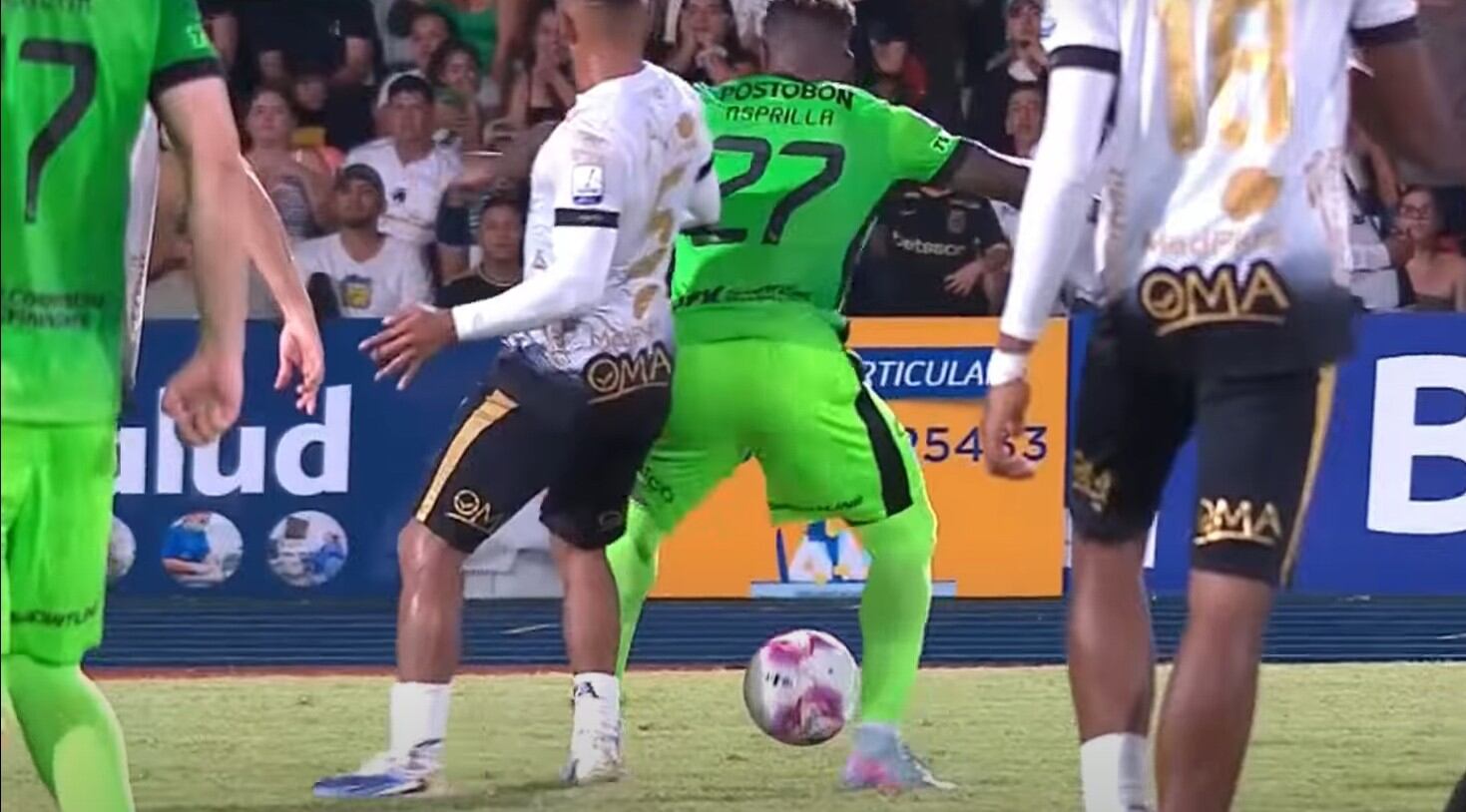 Esta fue la supuesta falta de Eyder Restrepo sobre Dairon Asprilla, que terminó en penal para Nacional ante Llaneros - crédito Captura de video Win Sports