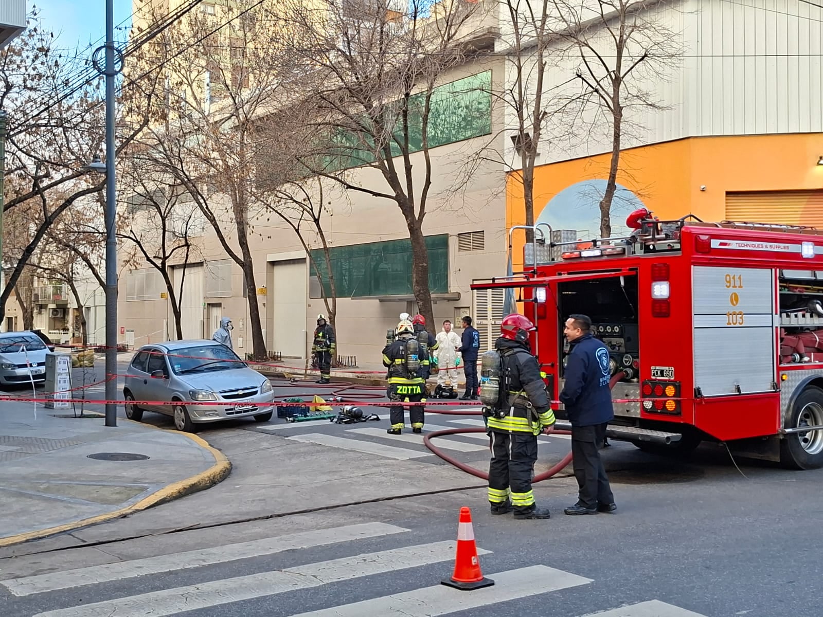 Gran operativo en Villa Crespo por el derrame de ácido clorhídrico: tres personas fueron atendidas por el SAME