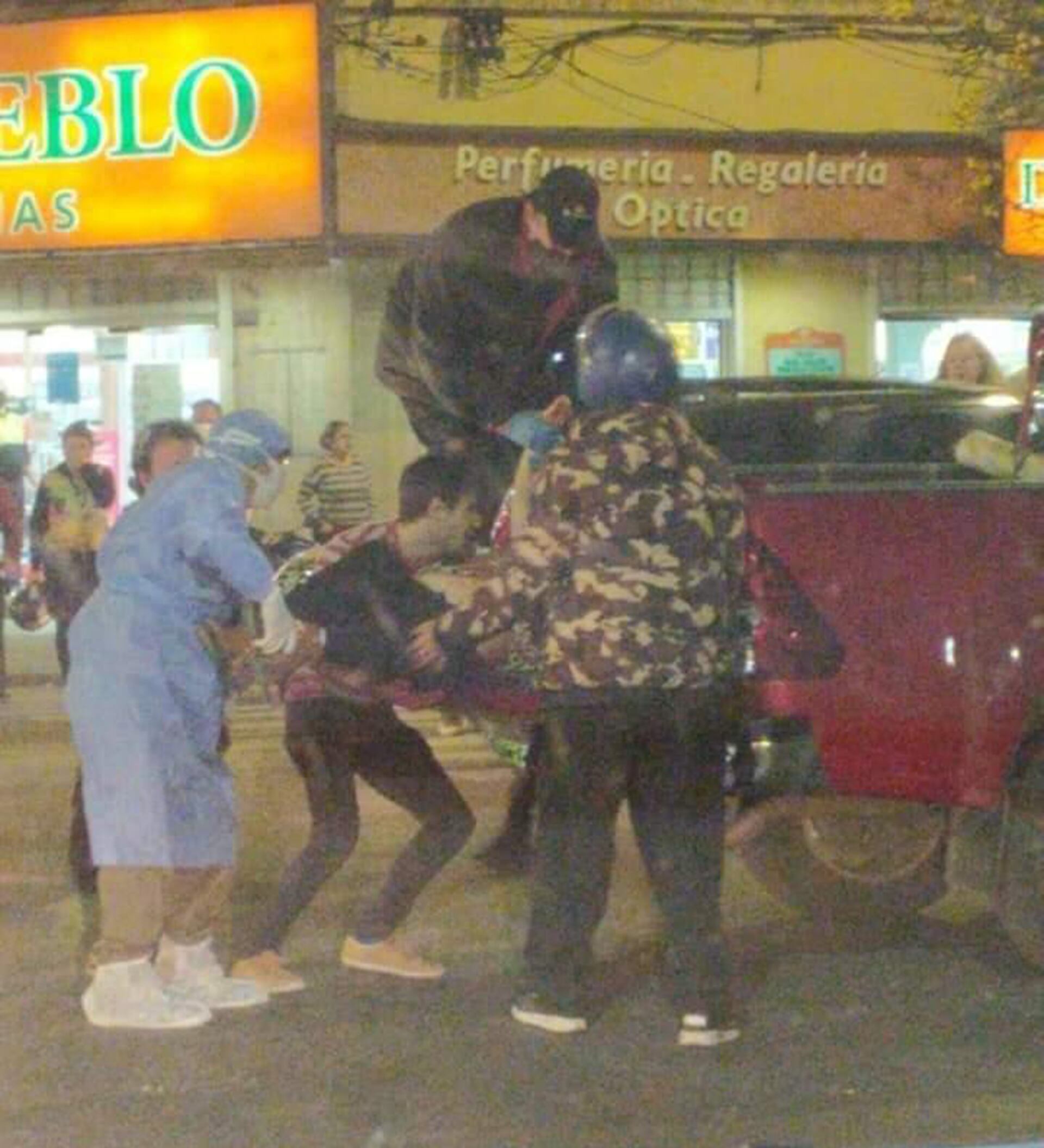 El momento en que los vecinos asistieron a la víctima, que recibió un disparo en la cabeza