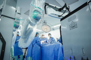 La tecnología de SS Innovations permitió que el cirujano operara desde el HIC con una consola, pantalla tridimensional y controles remotos, mientras el paciente estaba en India - crédito FCV