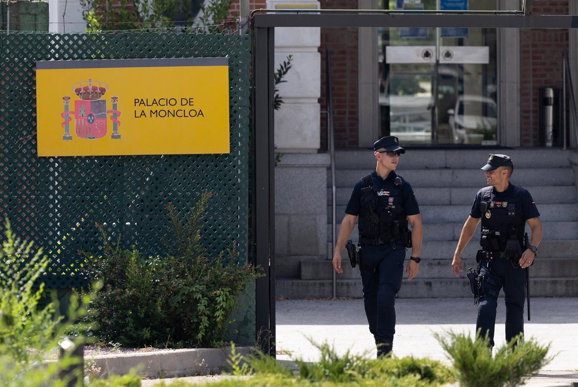 Agentes de Policía a su salida del Palacio de La Moncloa (Eduardo Parra - Europa Press)