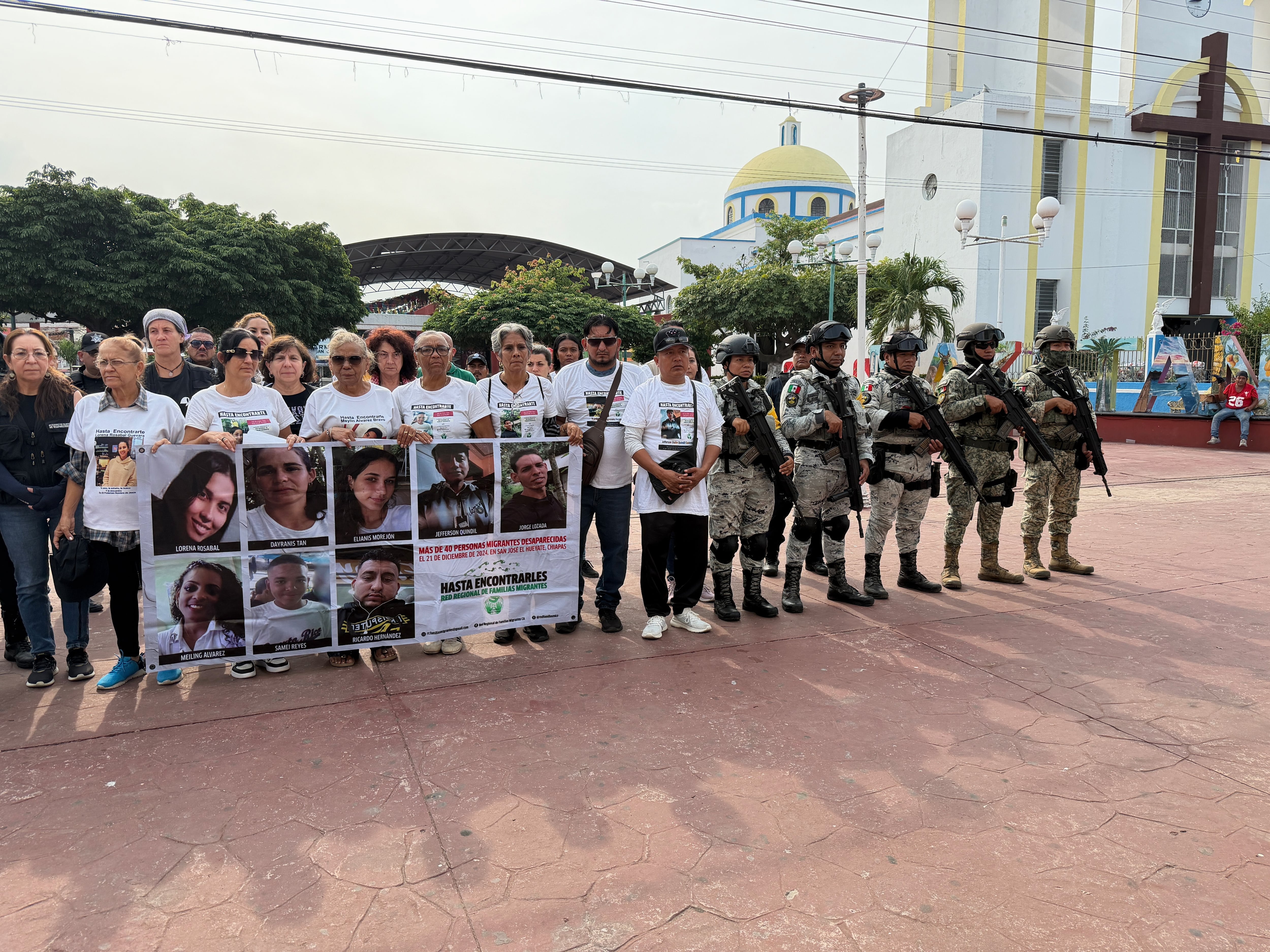 Personas que buscan a migrantes desaparecidos a finales de 2024 a lo largo de una ruta marítima de contrabando hacia Estados Unidos posan con fotos de sus seres queridos desaparecidos en Mazatán, estado de Chiapas, México, el sábado 9 de mayo de 2026. (AP Foto/Edgar H. Clemente)
