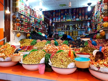 Los icónicos mercados marroquíes forman parte de los itinerarios diseñados para el turismo silver, con trayectos equilibrados y menor dificultad logística.