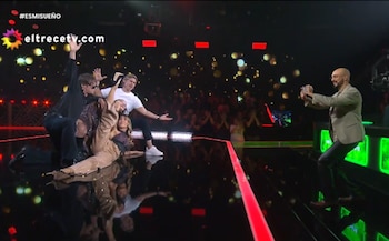 El ambiente en el estudio osciló entre la emoción y el humor, con una broma de Joaquín Levinton que culminó con Abel Pintos tomando la foto final