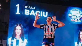 Ioana Baciu en su presentación como nueva integrante de Alianza Lima en la Noche Blanquiazul. - Crédito: Difusión